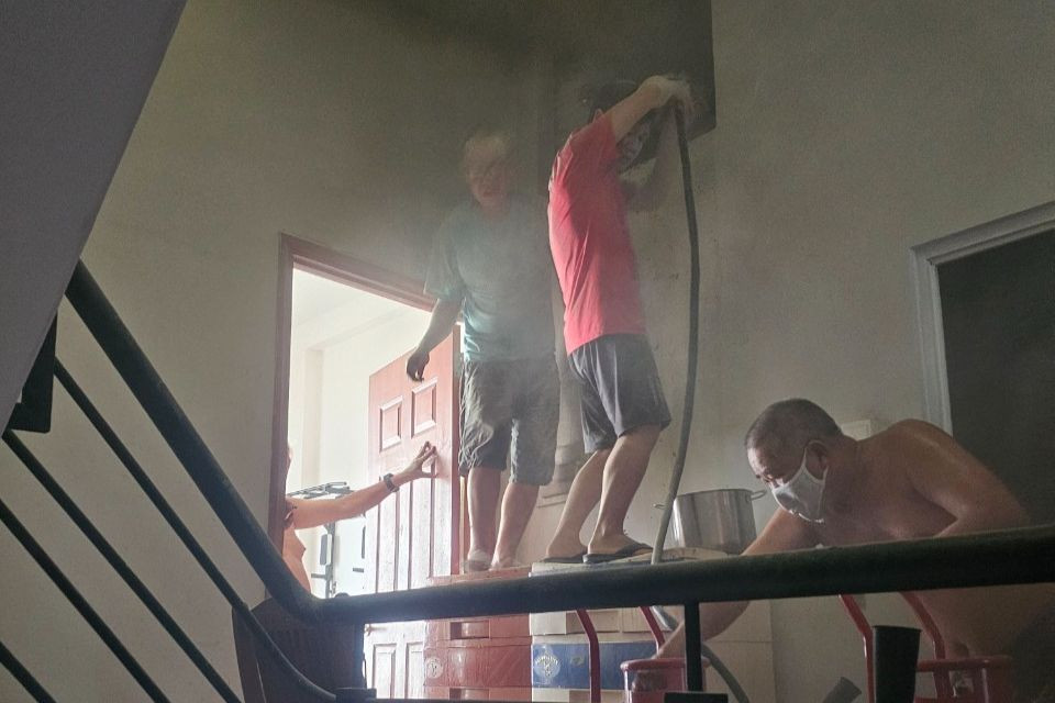 Các thành viên trong Tổ liên gia an toàn PCCC kịp thời khống chế đám cháy mới phát sinh tại căn nhà ở quận Gò Vấp.