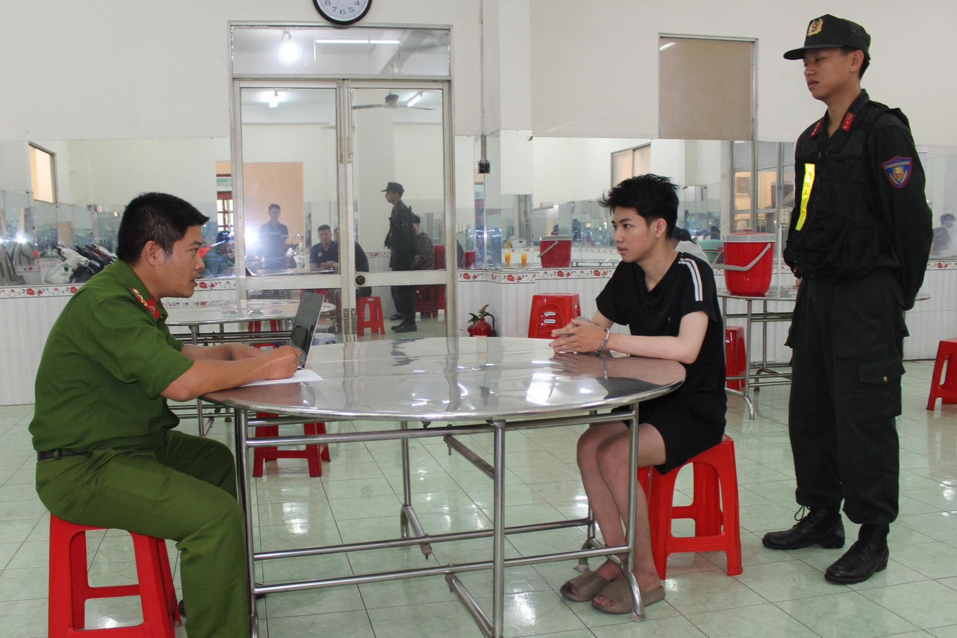 Công an lấy lời khai của đối tượng liên quan. Ảnh: Công an TPHCM.