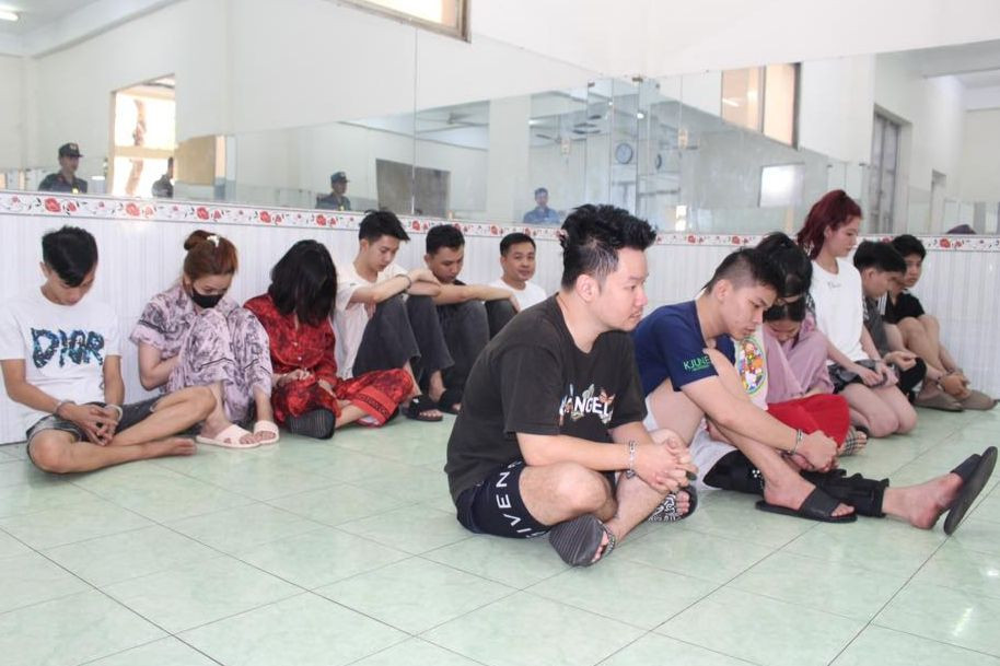 Các đối tượng liên quan đến hoạt động chứa chấp, tổ chức sử dụng ma túy bị bắt giữ. Ảnh: Công an TPHCM.