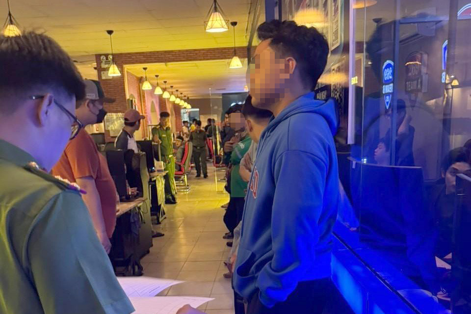 Lực lượng công an kiểm tra quán internet hoạt động quá giờ ở quận Tân Phú. Lực lượng công an kiểm tra quán internet hoạt động quá giờ ở quận Tân Phú.