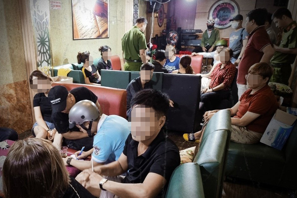 Sòng bài của Mão thu hút nhiều con bạc đến tham gia sát phạt. Ảnh: Công an cung cấp. Sòng bài của Mão thu hút nhiều con bạc đến tham gia sát phạt. Ảnh: Công an cung cấp.