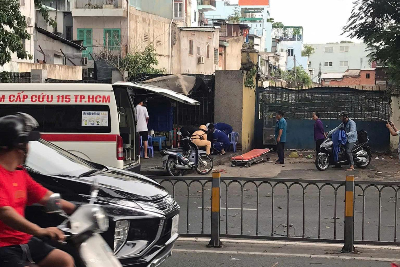 Lực lượng CSGT và nhân viên y tế có mặt sơ cứu nạn nhân. Ảnh: C.A.