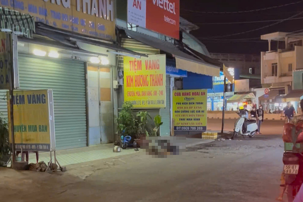 Khu vực người đàn ông đi xe máy Vespa bị đâm chết. Ảnh: C.A. Khu vực người đàn ông đi xe máy Vespa bị đâm chết. Ảnh: C.A.