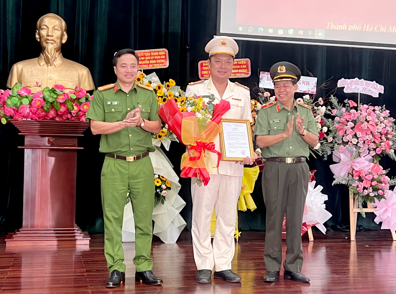 Thượng tá Nguyễn Đình Dương (giữa) được bổ nhiệm làm Phó Giám đốc Công an TPHCM. Thượng tá Nguyễn Đình Dương (giữa) được bổ nhiệm làm Phó Giám đốc Công an TPHCM.