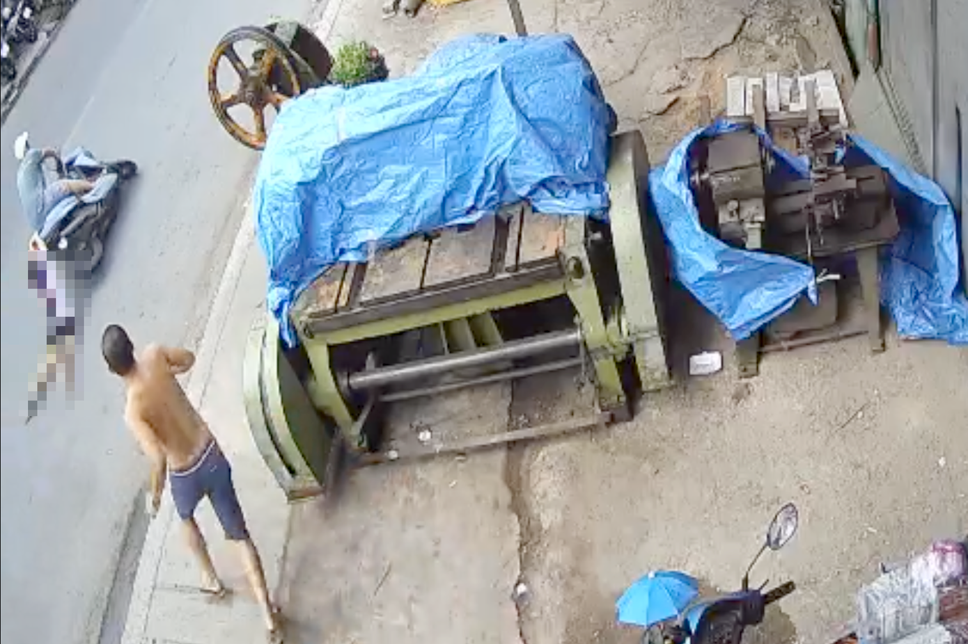 Camera ghi lại hình ảnh bé gái bị kéo lê trên đường. Ảnh cắt từ clip. Camera ghi lại hình ảnh bé gái bị kéo lê trên đường. Ảnh cắt từ clip.