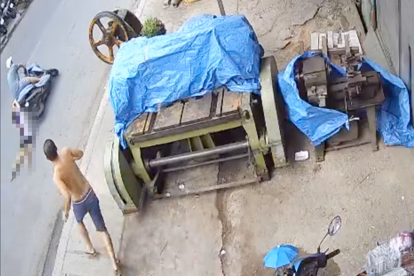 Camera ghi lại hình ảnh bé gái bị kéo lê trên đường. Ảnh cắt từ clip.