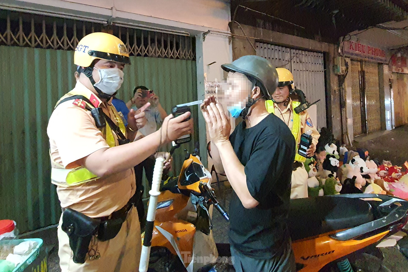 CSGT kiểm tra nồng độ cồn đối với anh N.C.H.. Ảnh: Hoàng Thuận. CSGT kiểm tra nồng độ cồn đối với anh N.C.H.. Ảnh: Hoàng Thuận.