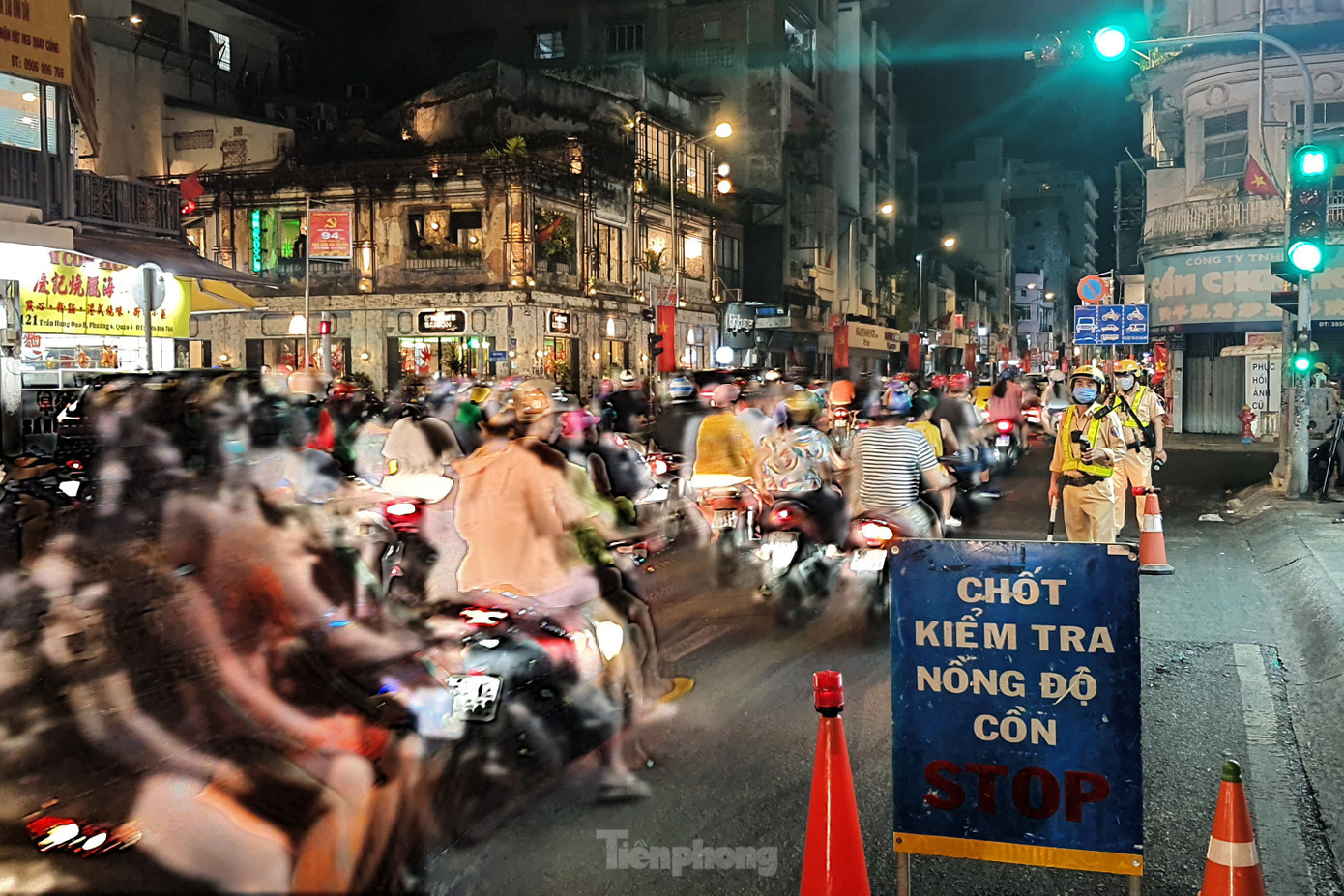 Đội CSGT Chợ Lớn kiểm tra nồng độ cồn người tham gia giao thông vào tối 1/5. Ảnh: Hoàng Thuận. Đội CSGT Chợ Lớn kiểm tra nồng độ cồn người tham gia giao thông vào tối 1/5. Ảnh: Hoàng Thuận.