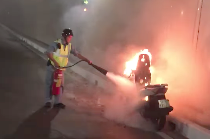 Nhân viên của đơn vị quản lý hầm vượt sông Sài Gòn dùng bình chữa cháy dập lửa. Ảnh: Long Nguyễn Nhân viên của đơn vị quản lý hầm vượt sông Sài Gòn dùng bình chữa cháy dập lửa. Ảnh: Long Nguyễn