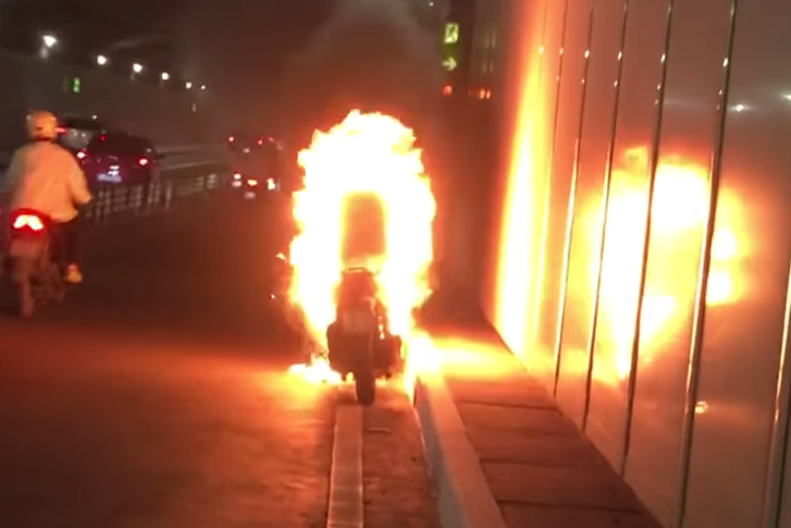 Xe máy bốc cháy ngùn ngụt. Ảnh: Long Nguyễn Xe máy bốc cháy ngùn ngụt. Ảnh: Long Nguyễn
