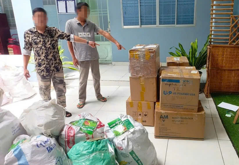 Tài xế C. và ông L. cùng với số hàng chưa kịp tiêu hủy. Ảnh: C.A. Tài xế C. và ông L. cùng với số hàng chưa kịp tiêu hủy. Ảnh: C.A.