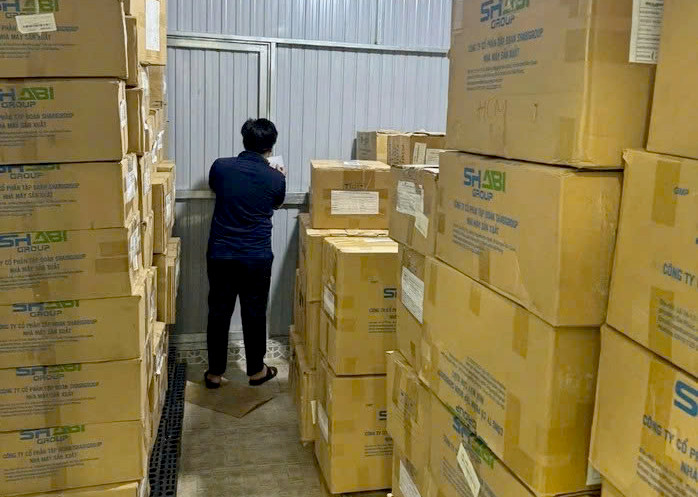 Lực lượng chức năng kiểm tra kho công ty của ông S.. Ảnh: C.A. Lực lượng chức năng kiểm tra kho công ty của ông S.. Ảnh: C.A.