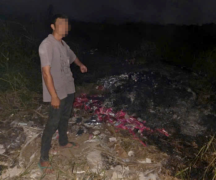 Ông L. tại vị trí đốt số thực phẩm chức năng. Ảnh: C.A. Ông L. tại vị trí đốt số thực phẩm chức năng. Ảnh: C.A.