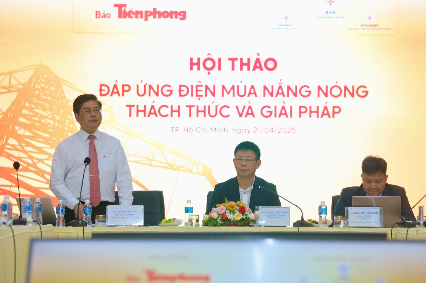 "Theo tính toán, nếu miền Nam có thể dịch chuyển hiệu quả khoảng 500 MW phụ tải từ giờ cao điểm sang giờ thấp điểm, sẽ tương đương với việc tránh đầu tư một nhà máy nhiệt điện công suất lớn, tiết kiệm hàng tỷ USD" - ông Võ Quang Lâm - chia sẻ. "Theo tính toán, nếu miền Nam có thể dịch chuyển hiệu quả khoảng 500 MW phụ tải từ giờ cao điểm sang giờ thấp điểm, sẽ tương đương với việc tránh đầu tư một nhà máy nhiệt điện công suất lớn, tiết kiệm hàng tỷ USD" - ông Võ Quang Lâm - chia sẻ.