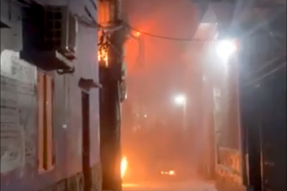 Ngọn lửa đỏ rực bùng lên tại căn nhà xảy ra cháy. Ảnh cắt từ clip.