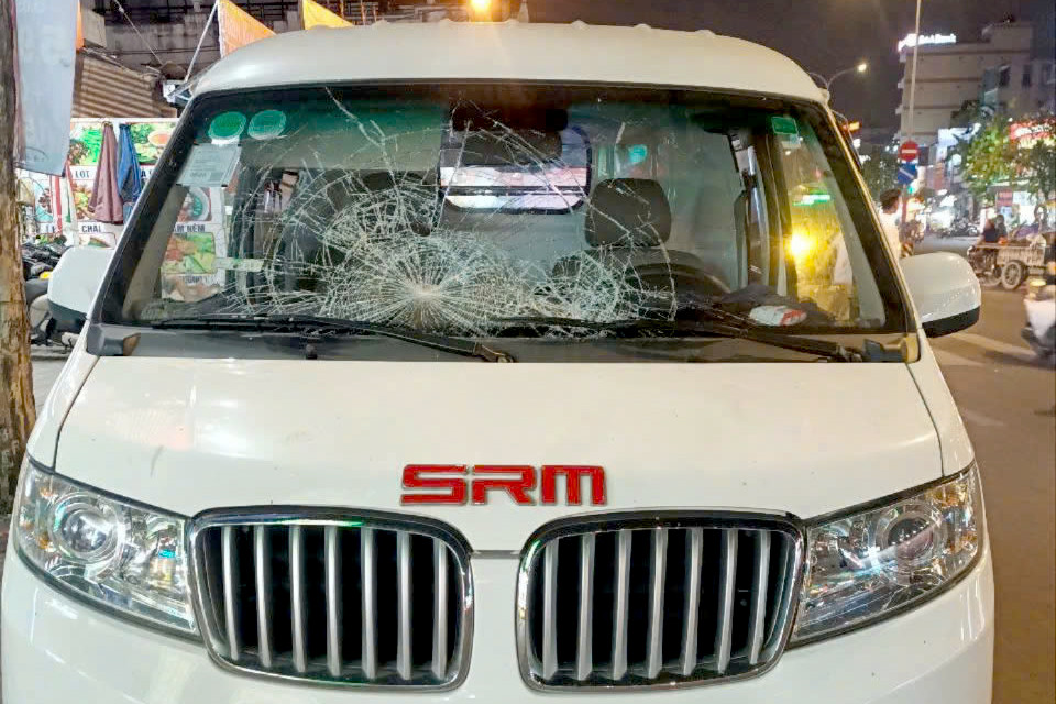 Ô tô của ông N. bị vỡ kính chắn gió. Ảnh: C.A. Ô tô của ông N. bị vỡ kính chắn gió. Ảnh: C.A.