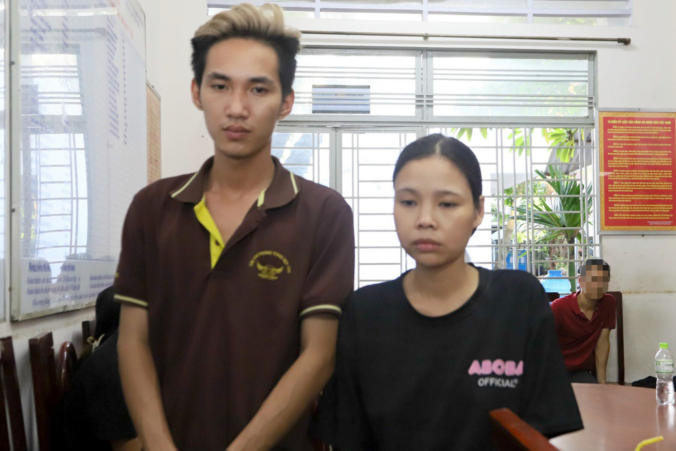 Võ Thị Huệ và Hồ Nhật Hào tại cơ quan công an. Ảnh: A.X.