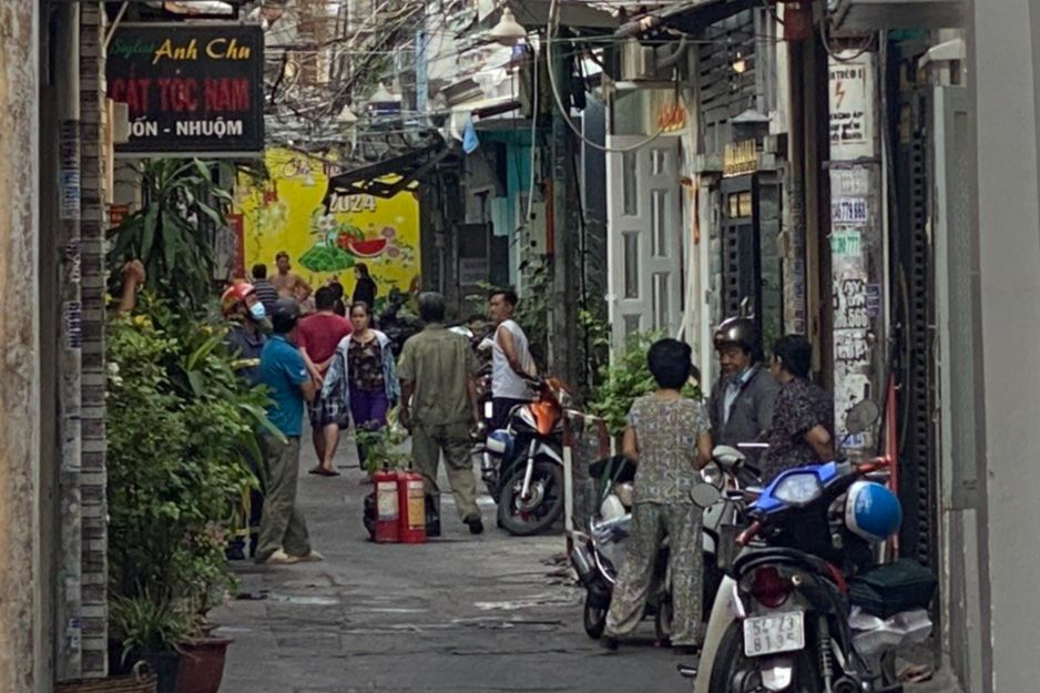 Con hẻm dẫn vào ngôi nhà xảy ra hỏa hoạn. Con hẻm dẫn vào ngôi nhà xảy ra hỏa hoạn.