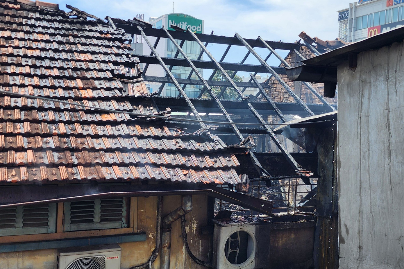 Phần mái nhà của căn hộ bị hư hỏng sau vụ cháy. Ảnh: Đ.V. Phần mái nhà của căn hộ bị hư hỏng sau vụ cháy. Ảnh: Đ.V.