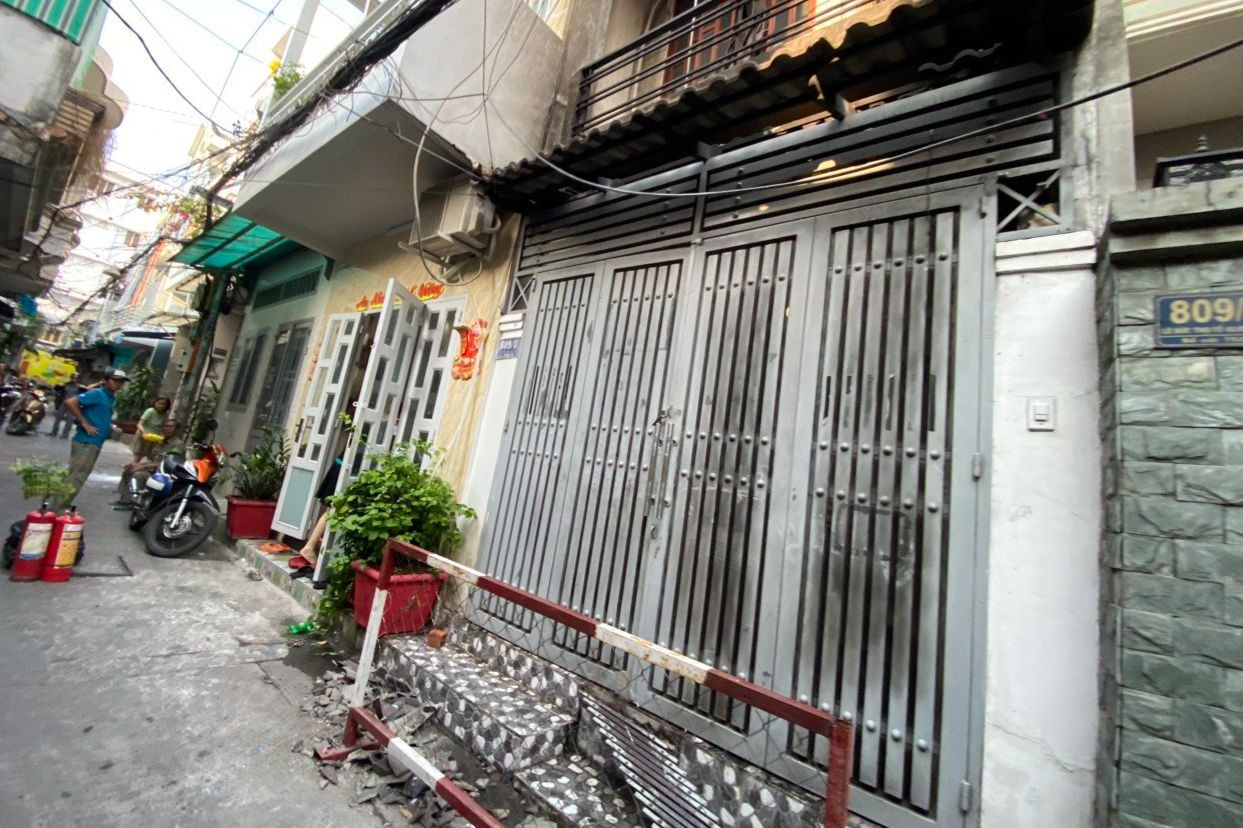 Cửa sắt của căn nhà bị cháy ám khói đen kịt. Cửa sắt của căn nhà bị cháy ám khói đen kịt.