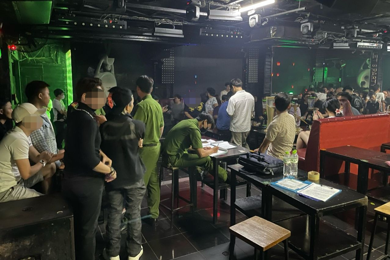 Dù rạng sáng nhưng vẫn có hàng chục khách vui chơi tại một cơ sở ở quận 1. Ảnh: A.X.