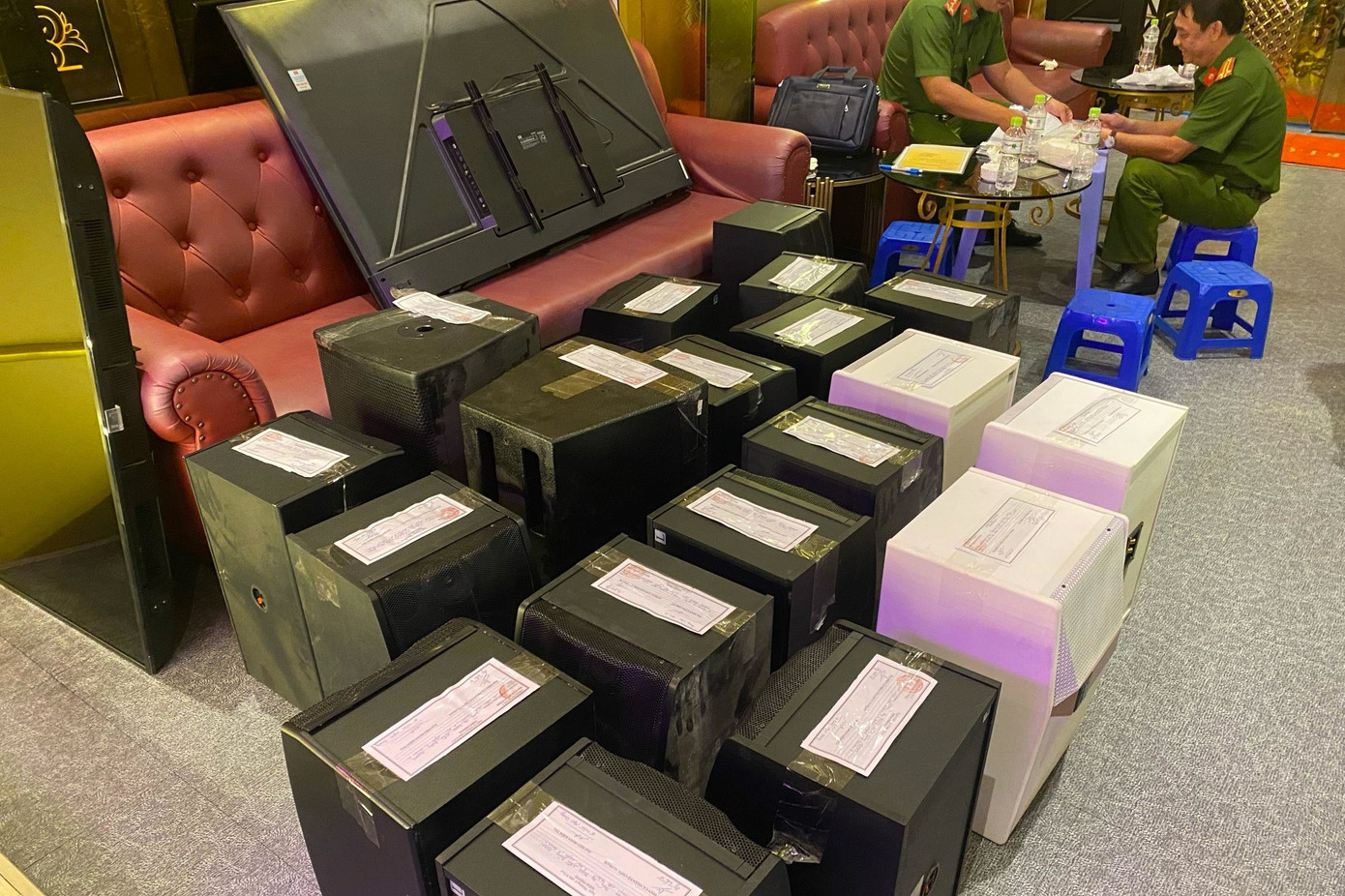 Loa và tivi của các nhà hàng bị tạm giữ. Ảnh: A.X.