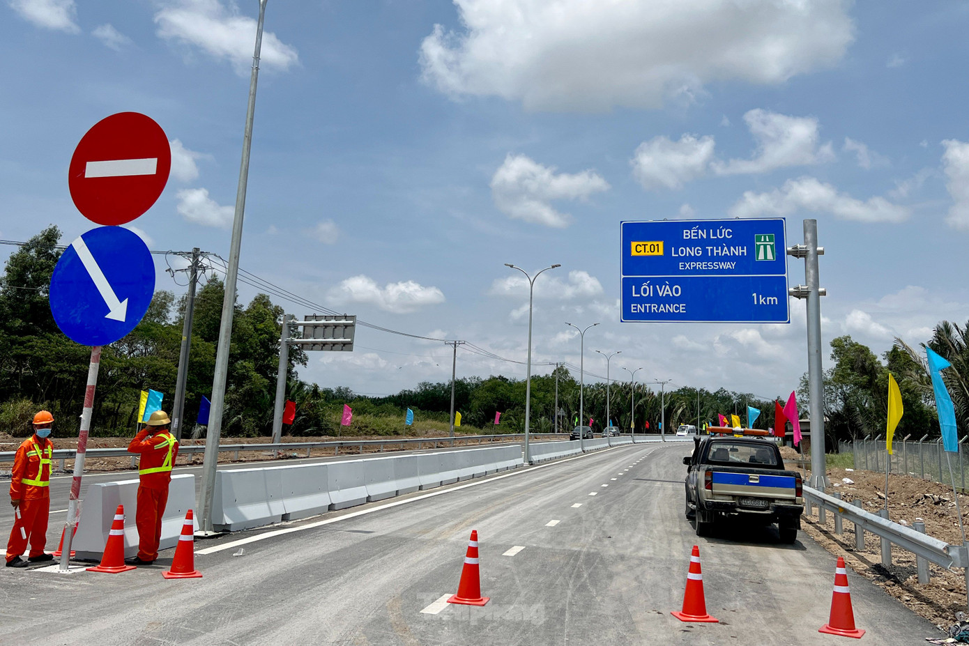 Cao tốc Bến Lức - Long Thành dự kiến đưa vào khai thác vào dịp lễ 30/4. Ảnh: Hoàng Thuận. Cao tốc Bến Lức - Long Thành dự kiến đưa vào khai thác vào dịp lễ 30/4. Ảnh: Hoàng Thuận.