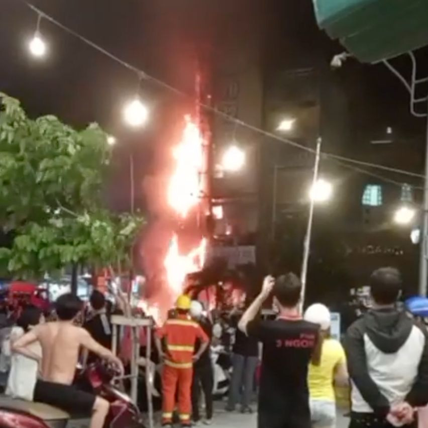 Đám cháy bao trùm toàn bộ mặt trước của cửa hàng. Ảnh: H.T.