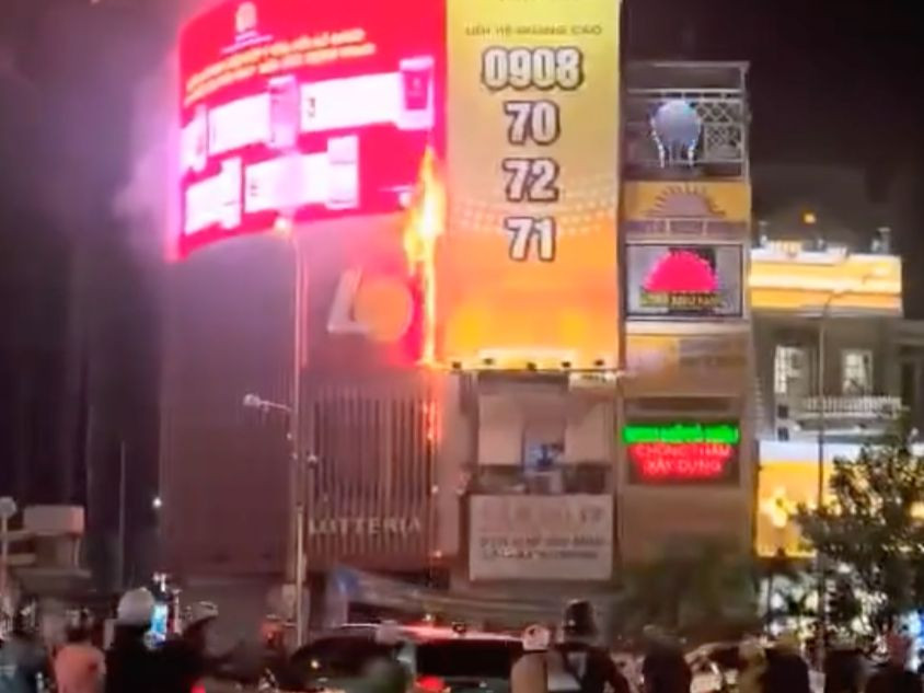 Ngọn lửa bùng lên từ bảng hiệu cửa hàng. Ảnh: H.T.