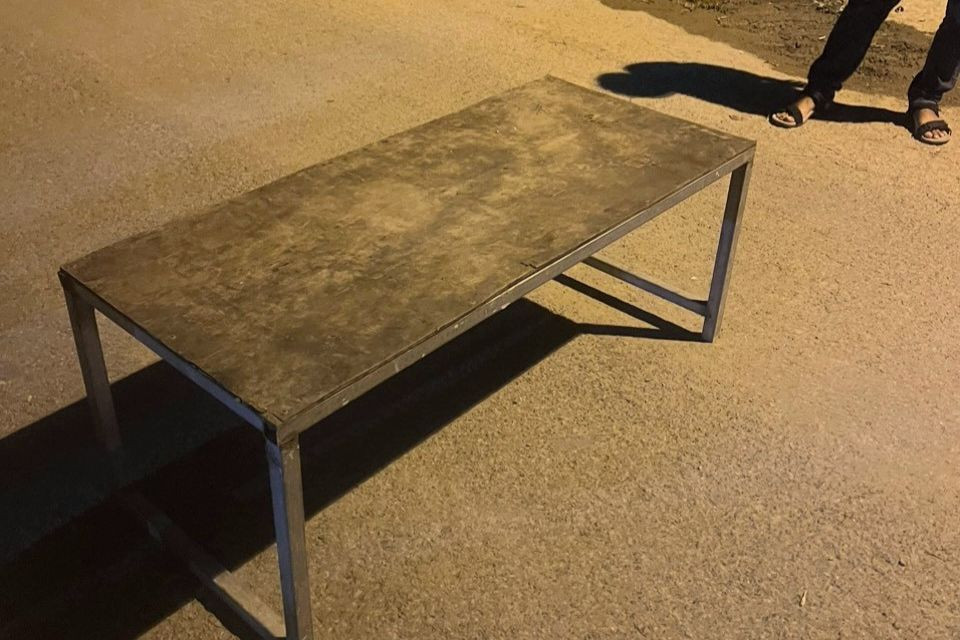 Băng của Thu dùng bàn chặn đường, ngăn xe chở vật liệu lưu thông. Ảnh: A.X. Băng của Thu dùng bàn chặn đường, ngăn xe chở vật liệu lưu thông. Ảnh: A.X.