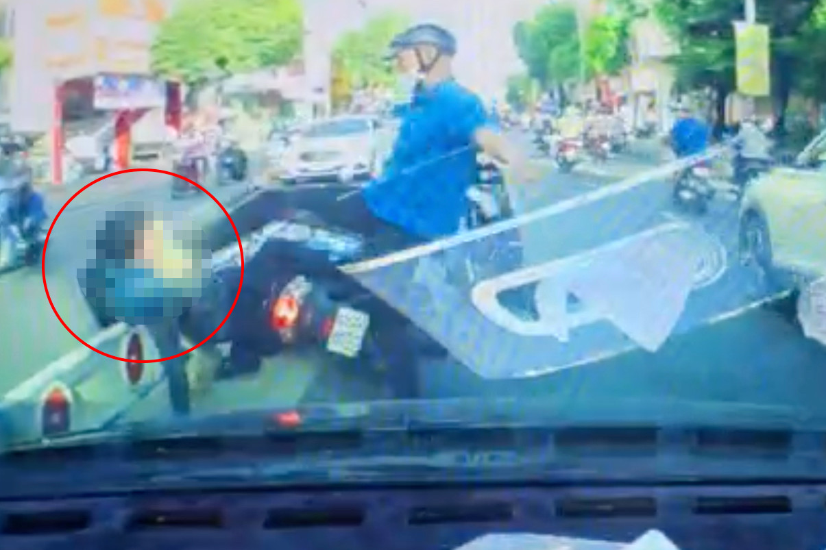 Ông Khoa dùng chân đạp vào mặt nam thanh niên. Ảnh cắt từ clip. Ông Khoa dùng chân đạp vào mặt nam thanh niên. Ảnh cắt từ clip.