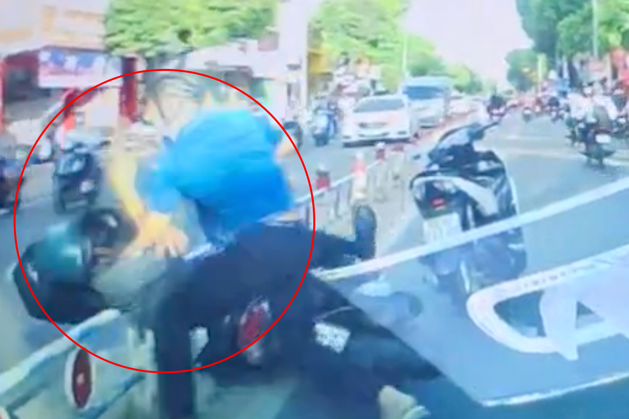 Camera ghi lại hình ảnh Khoa dùng cùi chỏ đánh vào đầu cô gái. Ảnh cắt từ clip. Camera ghi lại hình ảnh Khoa dùng cùi chỏ đánh vào đầu cô gái. Ảnh cắt từ clip.