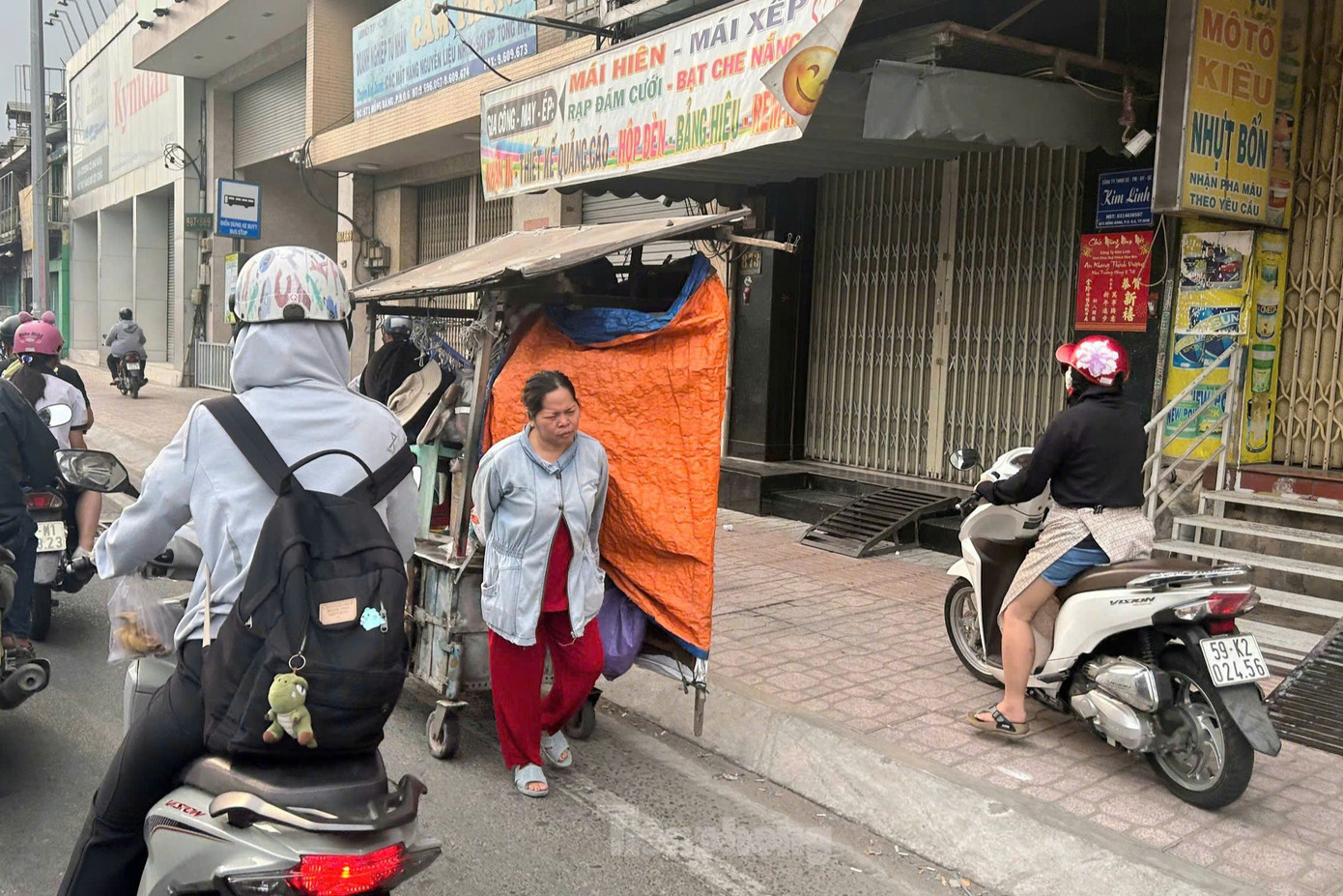 Người dân vô tư chạy xe máy trên vỉa hè đường Hồng Bàng (quận 6) vào sáng 15/4. Ảnh: Hoàng Thuận.