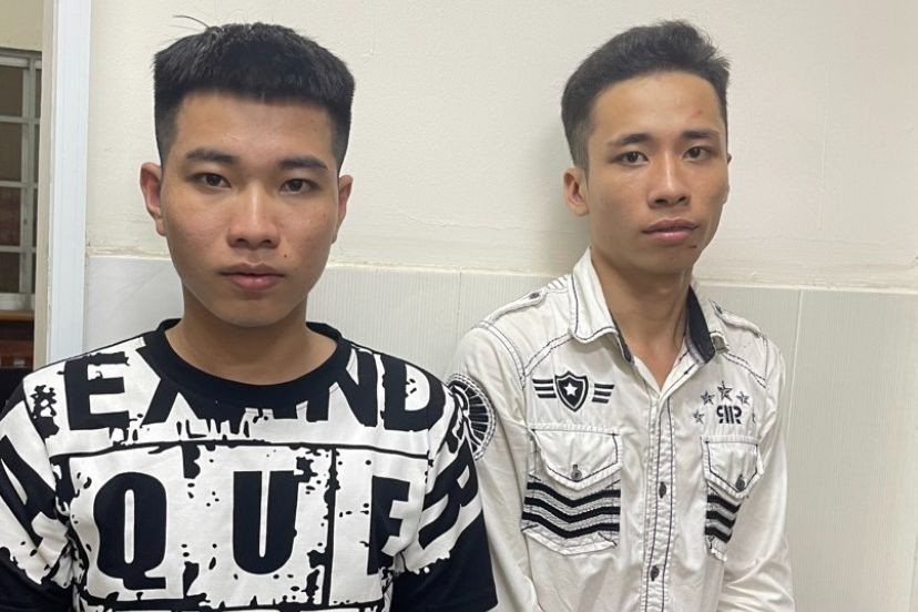 Quí (bên trái) và Được tại cơ quan công an (Ảnh: Công an cung cấp).