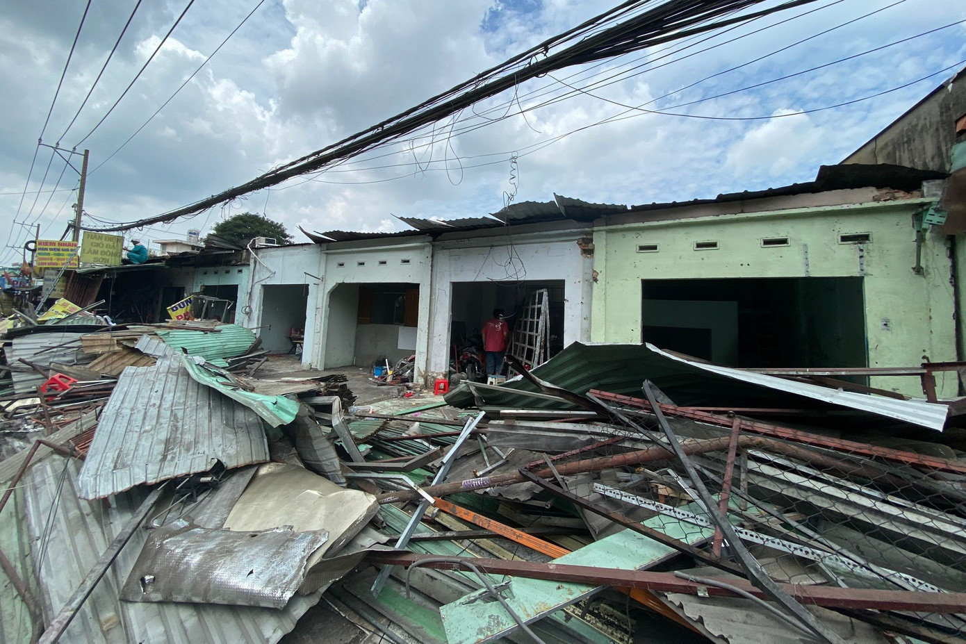 Mái tôn bị ủi sập. Ảnh: A.X. Mái tôn bị ủi sập. Ảnh: A.X.