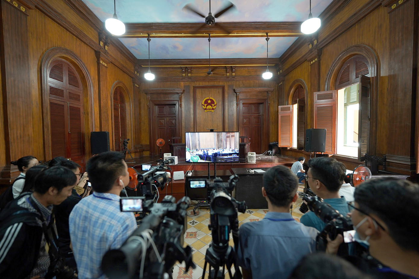 Cơ quan báo chí theo dõi phiên tòa qua màn hình. Ảnh: Phạm Nguyễn. Cơ quan báo chí theo dõi phiên tòa qua màn hình. Ảnh: Phạm Nguyễn.