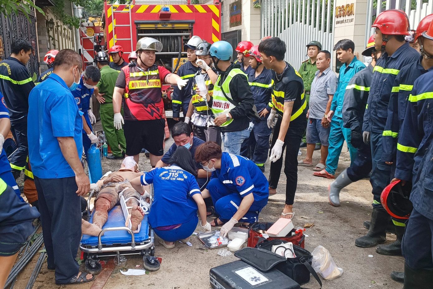 Nhân viên y tế sơ cứu nạn nhân tại hiện trường. Ảnh: A.X. Nhân viên y tế sơ cứu nạn nhân tại hiện trường. Ảnh: A.X.