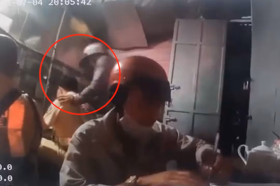 Đặng Văn Đức (khoanh tròn đỏ) dùng dao tấn công CSGT (Ảnh cắt từ clip). Đặng Văn Đức (khoanh tròn đỏ) dùng dao tấn công CSGT (Ảnh cắt từ clip).