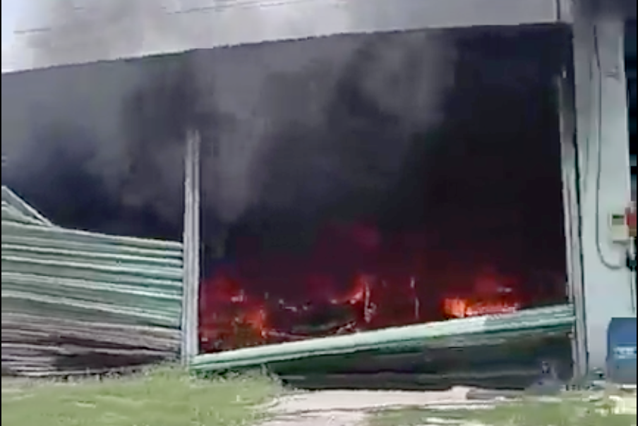 Lửa đỏ rực bên trong bãi xe. Lửa đỏ rực bên trong bãi xe.