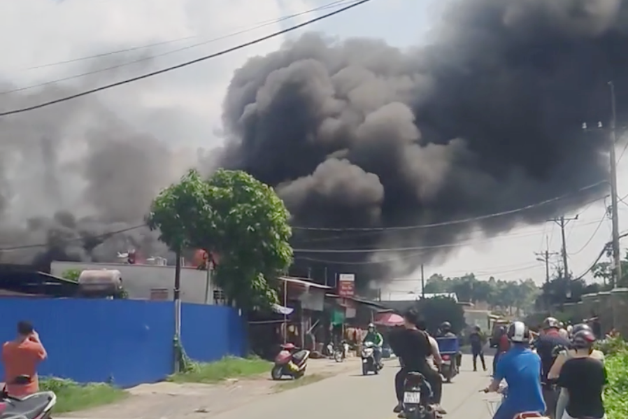 Khói đen bốc lên cuồn cuộn từ đám cháy. Khói đen bốc lên cuồn cuộn từ đám cháy.