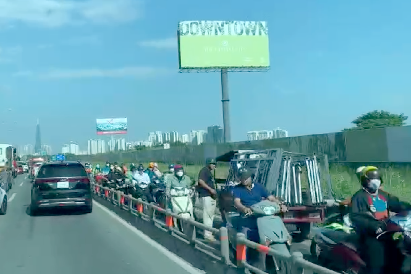 Xe máy quay đầu do ảnh hưởng từ vụ tai nạn. Xe máy quay đầu do ảnh hưởng từ vụ tai nạn.