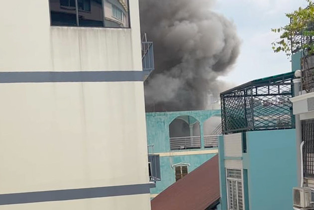 Khói đen bốc lên cuồn cuộn từ đám cháy. Ảnh: C.A. Khói đen bốc lên cuồn cuộn từ đám cháy. Ảnh: C.A.