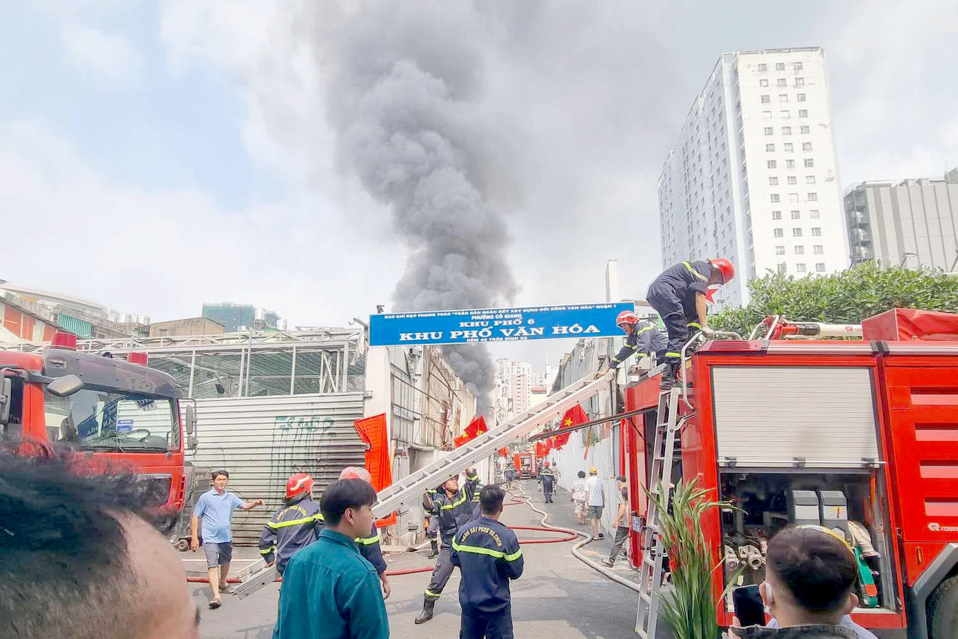 Xe chữa cháy có mặt tại hiện trường. Ảnh: C.A. Xe chữa cháy có mặt tại hiện trường. Ảnh: C.A.