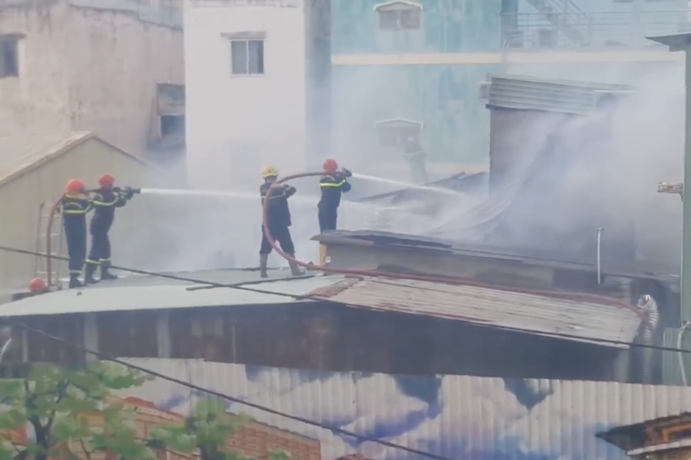 Lính cứu hỏa leo mái nhà bên cạnh để chữa cháy. Ảnh: C.A. Lính cứu hỏa leo mái nhà bên cạnh để chữa cháy. Ảnh: C.A.