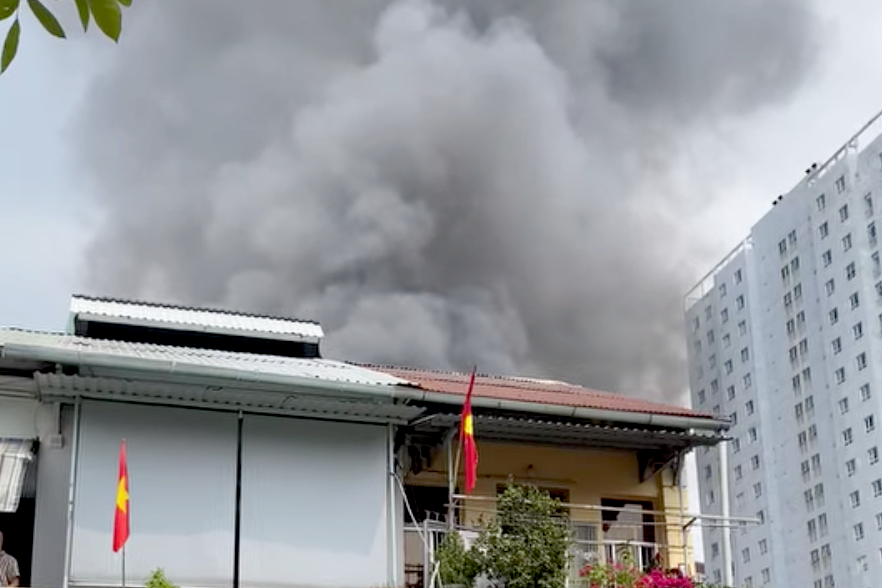 Đứng từ xa có thể nhìn thấy khói bốc lên từ đám cháy. Ảnh: C.A. Đứng từ xa có thể nhìn thấy khói bốc lên từ đám cháy. Ảnh: C.A.