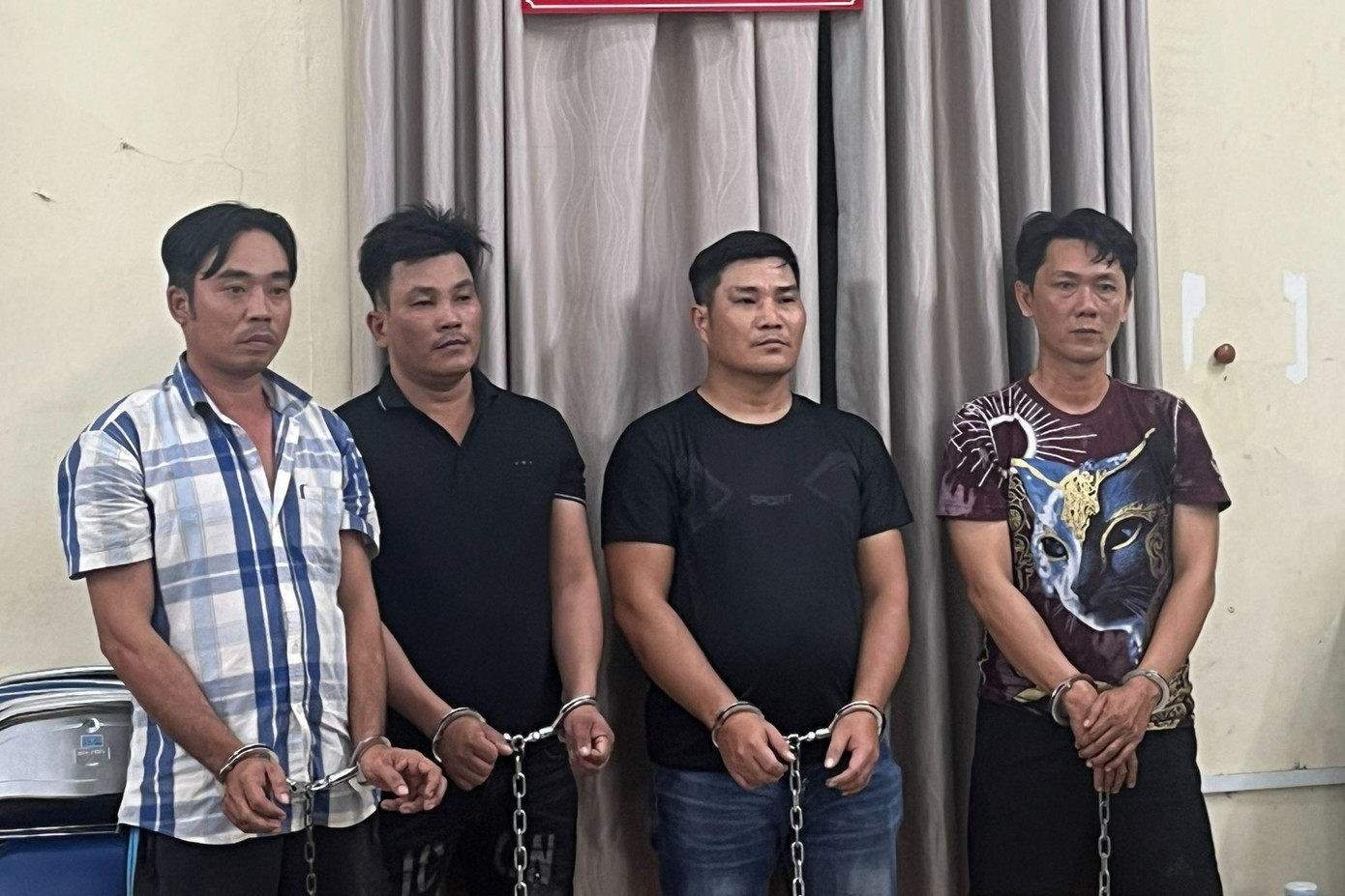 Nhóm của Huy tại cơ quan công an. Ảnh: Công an cung cấp.
