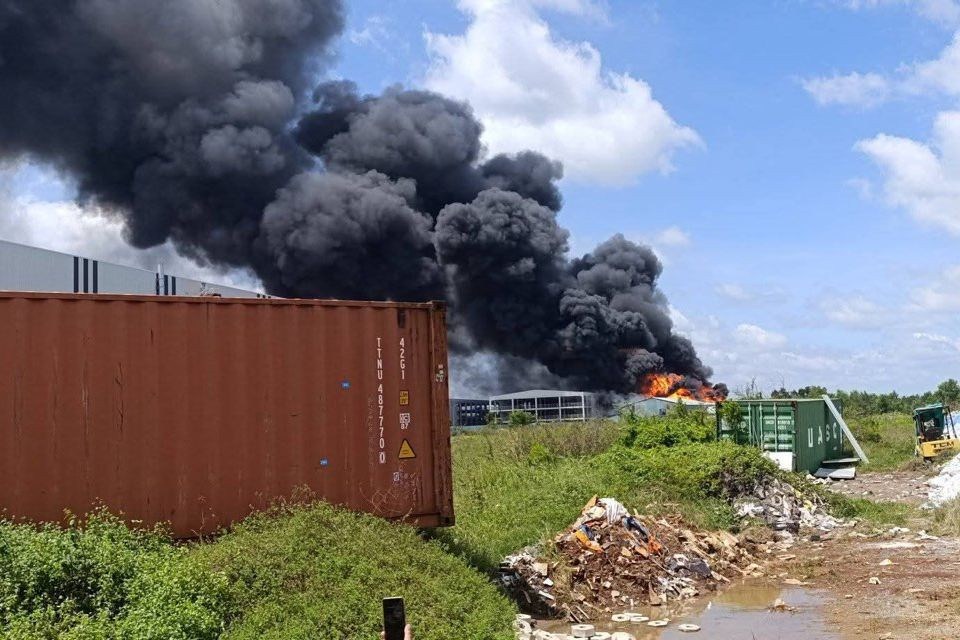 Khói đen và lửa bốc lên từ đám cháy. Khói đen và lửa bốc lên từ đám cháy.