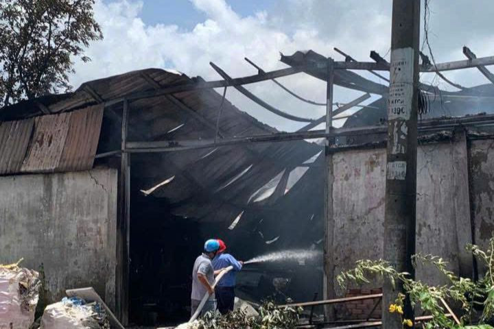 Mái tôn nhà xưởng bị đổ sập. Mái tôn nhà xưởng bị đổ sập.