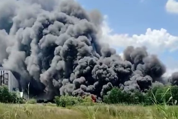 Khói đen từ đám cháy bao trùm cả khu vực. Khói đen từ đám cháy bao trùm cả khu vực.