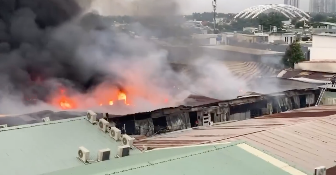 Bên trong công ty được ngăn thành nhiều kho cho thuê. Ảnh: H.T.